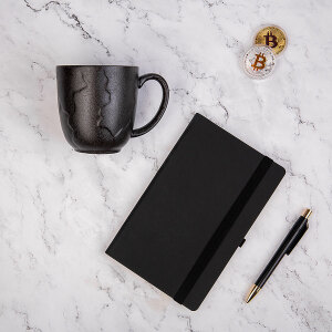 Набор подарочный BLACKNGOLD: кружка, ручка, бизнес-блокнот, коробка со стружкой, цвет черный