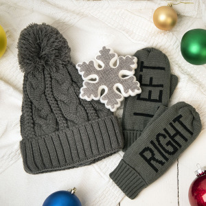 Подарочный набор HUG: варежки, шапка, украшение новогоднее